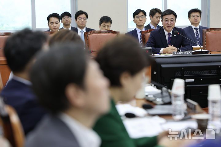 [서울=뉴시스] 김명년 기자 = 윤호중 행정안전부 장관 후보자가 18일 서울 여의도 국회 행정안전위원회에서 열린 인사청문회에서 의원 질의에 답하고 있다. 2025.07.18. kmn@newsis.com