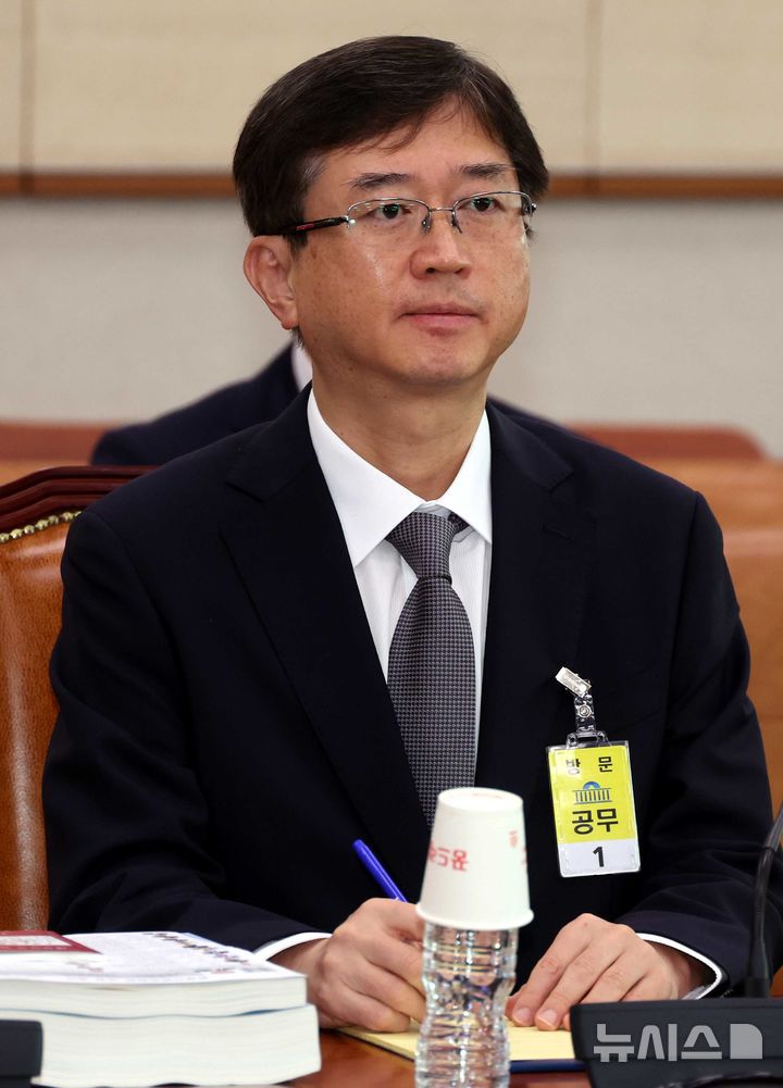 [서울=뉴시스] 조성봉 기자 = 오영준 헌법재판소 재판관 후보자가 18일 서울 여의도 국회 법제사법위원회에서 열린 인사청문회에서 의원의 질의를 듣고 있다. 2025.07.18. suncho21@newsis.com