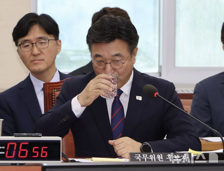 [서울=뉴시스] 김명년 기자 = 윤호중 행정안전부 장관 후보자가 18일 서울 여의도 국회 행정안전위원회에서 열린 인사청문회에서 물을 마시고 있다. 2025.07.18. kmn@newsis.com