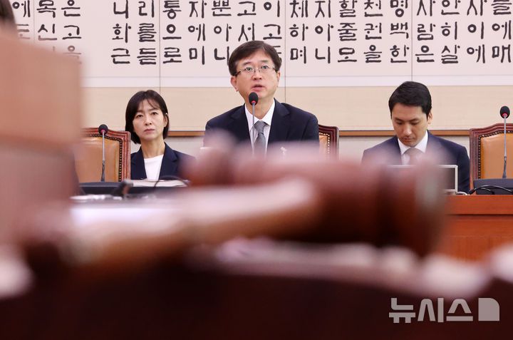 [서울=뉴시스] 김명년 기자 = 오영준 헌법재판관 후보자가 18일 오전 서울 여의도 국회 법제사법위원회에서 열린 인사청문회에 출석해 의원 질의에 답하고 있다.  2025.07.18. kmn@newsis.com