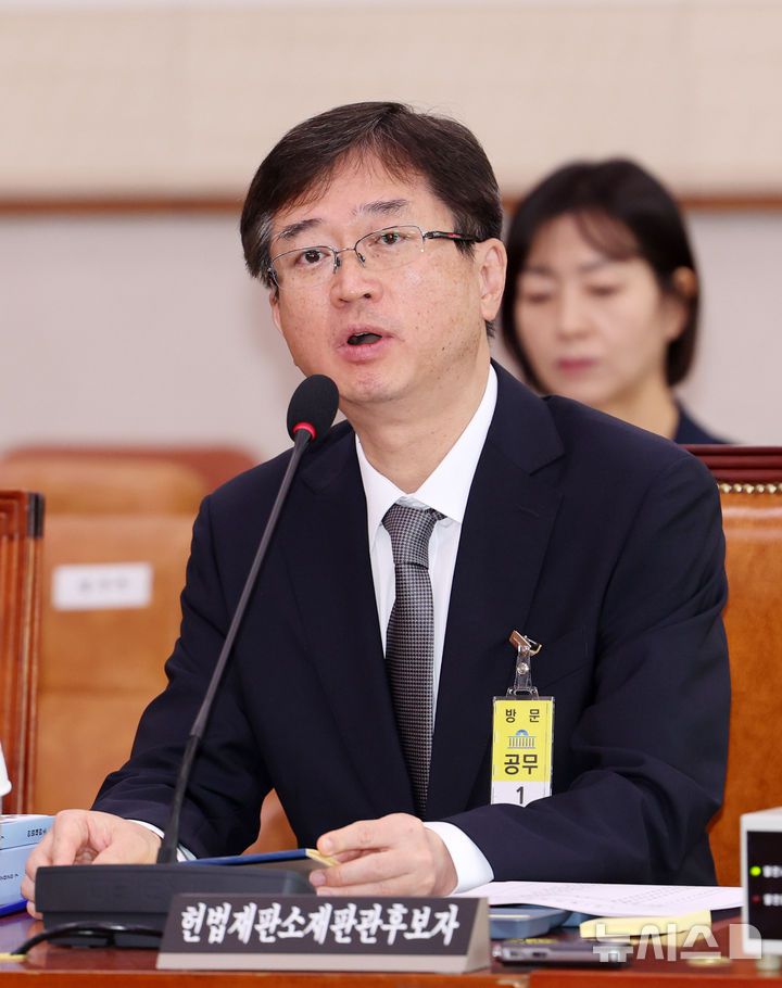 [서울=뉴시스] 김명년 기자 = 오영준 헌법재판관 후보자가 18일 오전 서울 여의도 국회 법제사법위원회에서 열린 인사청문회에 출석해 의원 질의에 답하고 있다.  2025.07.18. kmn@newsis.com