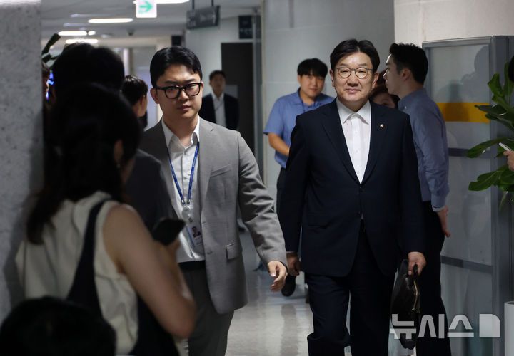 [서울=뉴시스] 조성봉 기자 = 권성동 국민의힘 의원이 지난 18일 서울 여의도 국회 의원회관에서 김건희 특검의 압수수색이 진행중인 자신의 의원실로 이동하고 있다. 2025.07.18. suncho21@newsis.com