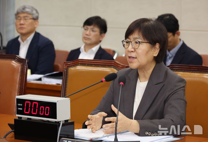 [서울=뉴시스] 고승민 기자 = 정은경 보건복지부 장관 후보자가 18일 서울 여의도 국회 보건복지위원회에서 열린 인사청문회에서 의원 질의에 답하고 있다. 2025.07.18. kkssmm99@newsis.com