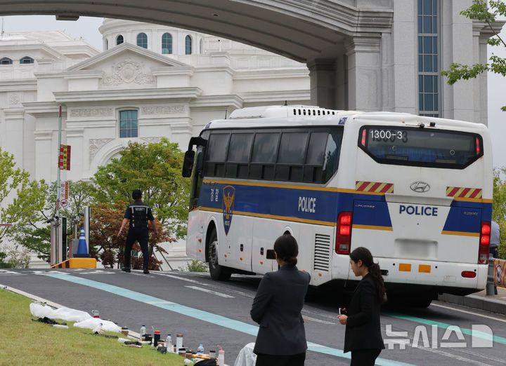 [가평=뉴시스] 배훈식 기자 = 김건희 여사 의혹을 수사하는 민중기 특별검사팀이 통일교 압수수색에 들어간 18일 오후 경기 가평군 천원궁으로 경찰 버스가 들어가고 있다. 2025.07.18. dahora83@newsis.com