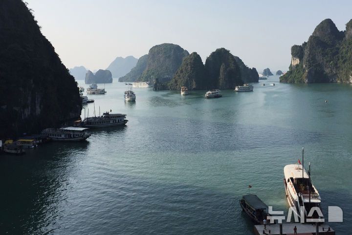 [하롱베이=AP/뉴시스] 베트남의 대표적인 관광지 하롱베이에서 유람선 한 척이 전복되는 대형 사고가 발생해 최소 34명이 목숨을 잃는 참사가 벌어졌다. 실종자가 있어 인명피해는 더 늘어날 전망이다. 하룽베이 자료사진. 2025.07.20