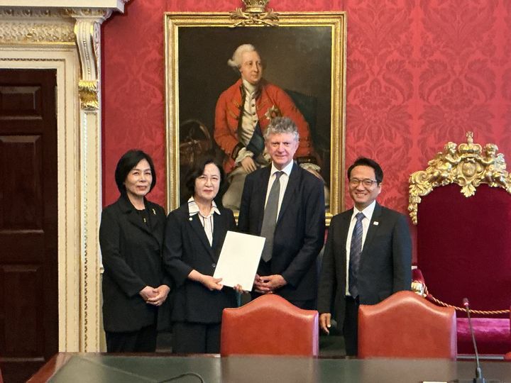 [서울=뉴시스] 추미애 의원을 단장으로 하는 대통령 영국 특사단은 17일 조나선 파월 국가안보보좌관과 만나 한·영 관계 강화에 대한 대통령의 메시지를 담은 친서를 전달했다. (사진=외교부 제공) 2025.07.19. photo@newsis.com *재판매 및 DB 금지
