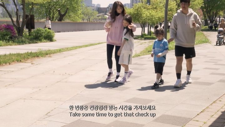 [서울=뉴시스] 전 국가대표 축구선수 박주호의 아내 안나가 19일 유튜브 채널을 통해 근황을 전했다. (사진=유튜브 채널 '집에서안나와' 화면 캡처) 2025.07.19. photo@newsis.com *재판매 및 DB 금지