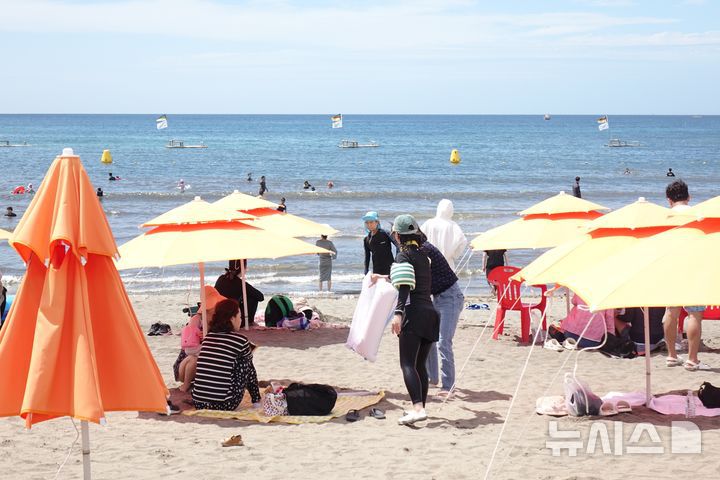 [제주=뉴시스] 양영전 기자 = 비가 그친 뒤 무더위가 이어지고 있는 지난 19일 오후 피서객들이 제주시 이호테우해수욕장을 찾은 모습. 2025.07.22. 0jeoni@newsis.com