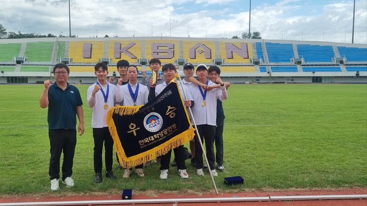 [대전=뉴시스] 제28회 한국대학양궁선수권대회에서 종합우승을 차지한 배재대 남자양궁부. (사지=배재대 제공) *재판매 및 DB 금지
