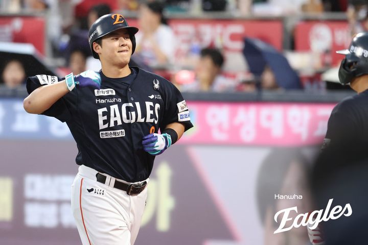 [서울=뉴시스] 프로야구 한화 이글스 노시환이 19일 수원KT위즈파크에서 열린 2025 신한 쏠뱅크 KBO리그 KT 위즈와의 경기에서 5회 홈런을 친 뒤 베이스를 돌고 있다. (사진=한화 이글스 제공) 2025.07.19.