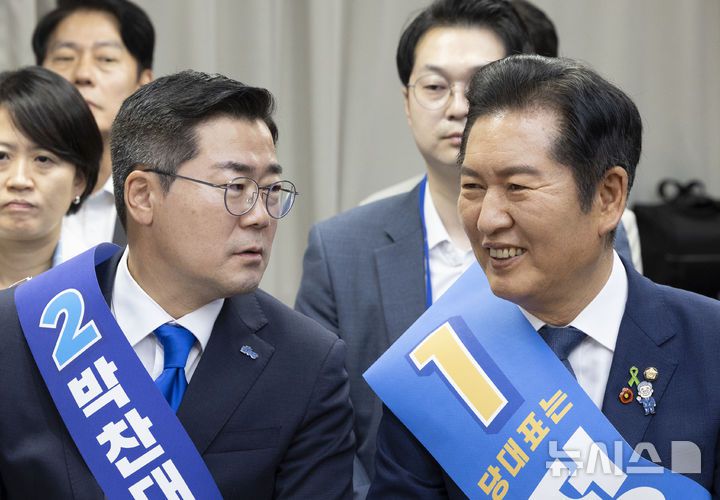 [서울=뉴시스] 김근수 기자 = 박찬대(왼쪽) 더불어민주당 당대표 후보자와 정청래 더불어민주당 당대표 후보자가 19일 서울 여의도 더불어민주당 중앙당사에서 열린 더불어민주당 당대표 및 최고위원 선출을 위한 충청권 합동연설회에 참석해 서로 이야기를 나누고 있다. 2025.07.19. ks@newsis.com