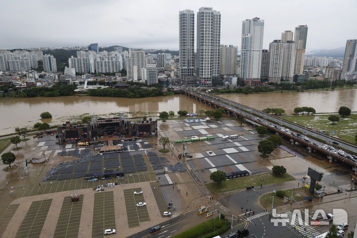 [울산=뉴시스] 배병수 기자 = 호우특보가 내려진 19일 울산 중구 태화강이 범람위기에 놓여 있다. 2025.07.19.bbs@newsis.com.