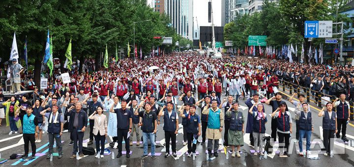 [서울=뉴시스] 최진석 기자 = 19일 서울 중구 을지로1가사거리에서 열린 광장의 힘으로 새로운 세상 쟁취! 2025 민주노총 총파업·총력투쟁 대행진에서 양경수 민주노총 위원장을 비롯한 참석자들이 구호를 외치고 있다. 2025.07.19. myjs@newsis.com