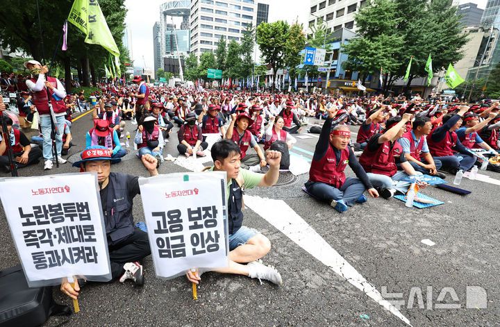 [서울=뉴시스] 최진석 기자 = 19일 서울 중구 을지로1가사거리에서 열린 광장의 힘으로 새로운 세상 쟁취! 2025 민주노총 총파업·총력투쟁 대행진에서 참석자들이 구호를 외치고 있다. 2025.07.19. myjs@newsis.com