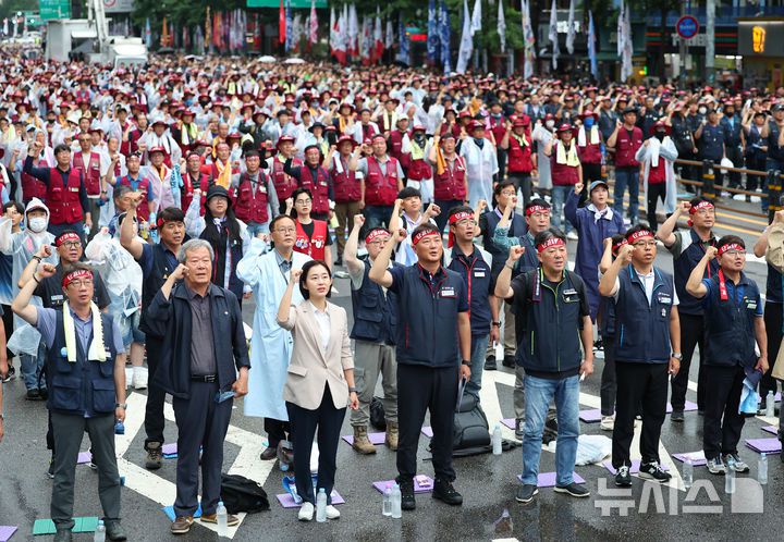 [서울=뉴시스] 최진석 기자 = 19일 서울 중구 을지로1가사거리에서 열린 광장의 힘으로 새로운 세상 쟁취! 2025 민주노총 총파업·총력투쟁 대행진에서 양경수 민주노총 위원장을 비롯한 참석자들이 구호를 외치고 있다. 2025.07.19. myjs@newsis.com