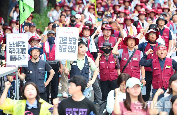 [서울=뉴시스] 최진석 기자 = 19일 서울 중구 을지로1가사거리에서 열린 광장의 힘으로 새로운 세상 쟁취! 2025 민주노총 총파업·총력투쟁 대행진에서 참석자들이 구호를 외치고 있다. 2025.07.19. myjs@newsis.com