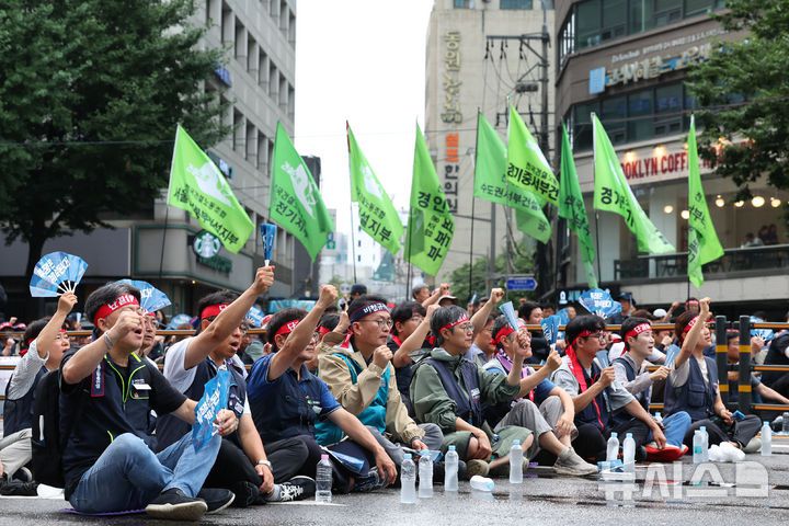 [서울=뉴시스] 최진석 기자 = 19일 서울 중구 을지로1가사거리에서 열린 광장의 힘으로 새로운 세상 쟁취! 2025 민주노총 총파업·총력투쟁 대행진에서 참석자들이 구호를 외치고 있다. 2025.07.19. myjs@newsis.com
