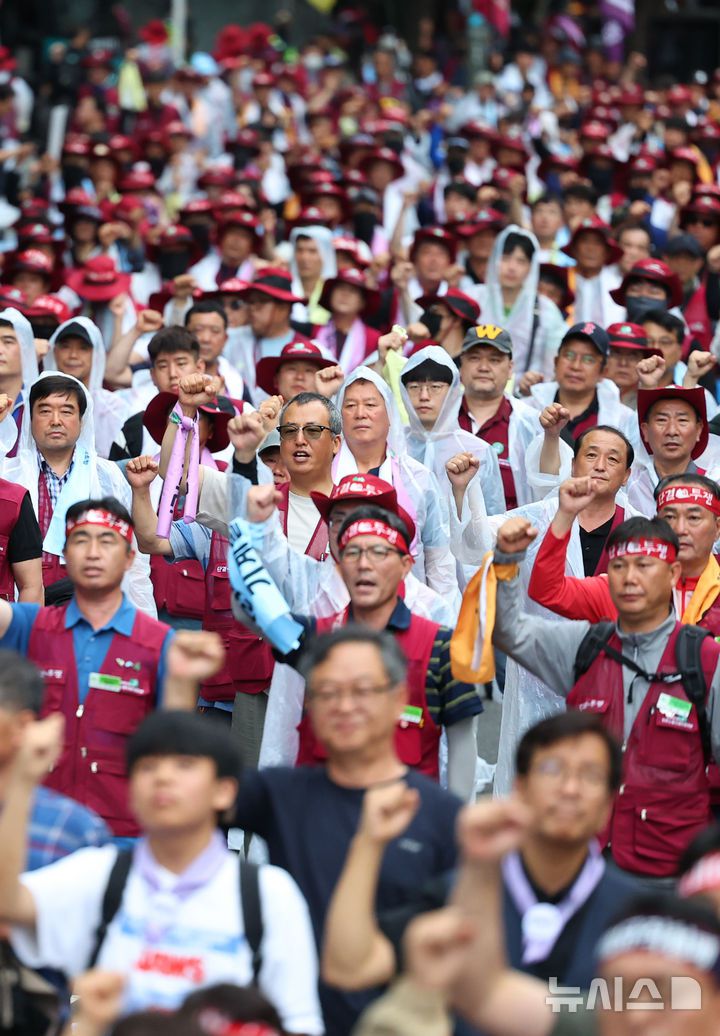 [서울=뉴시스] 최진석 기자 = 19일 서울 중구 을지로1가사거리에서 열린 광장의 힘으로 새로운 세상 쟁취! 2025 민주노총 총파업·총력투쟁 대행진에서 참석자들이 구호를 외치고 있다. 2025.07.19. myjs@newsis.com