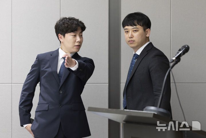 [서울=뉴시스] 김근수 기자 = 한성존(오른쪽) 대한전공의협의회 비상대책위원장이 19일 서울 용산구 대한의사협회 대강당에서 열린 대한전공의협의회 임시대의원총회에 참석해 있다. 2025.07.19. ks@newsis.com