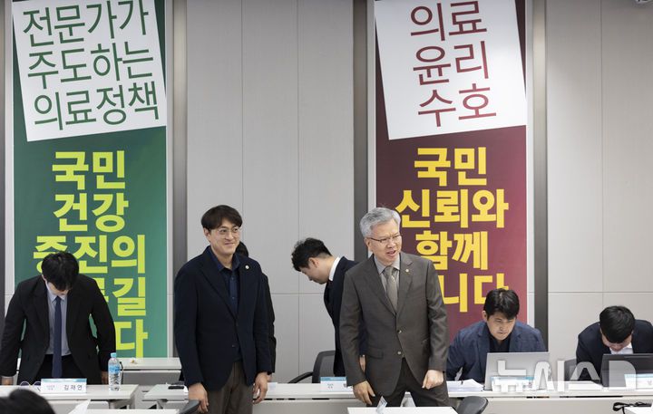 [서울=뉴시스] 김근수 기자 = 김택우 대한의사협회장이 19일 서울 용산구 대한의사협회 대강당에서 열린 대한전공의협의회 임시대의원총회 시작 전 대의원 전공의들과 인사를 나누고 있다. 2025.07.19. ks@newsis.com