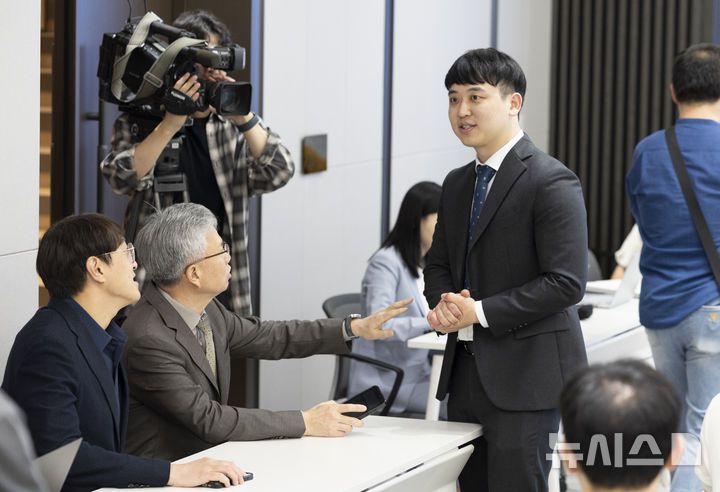 [서울=뉴시스] 김근수 기자 = 한성존(오른쪽) 대한전공의협의회 비상대책위원장과 김택우 대한의사협회장이 19일 서울 용산구 대한의사협회 대강당에서 열린 대한전공의협의회 임시대의원총회 시작 전 인사를 나누고 있다. 2025.07.19. ks@newsis.com