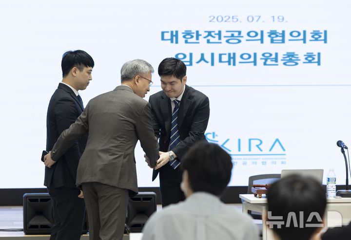 [서울=뉴시스] 김근수 기자 = 한성존(왼쪽) 대한전공의협의회 비상대책위원장과 김택우 대한의사협회장이 19일 서울 용산구 대한의사협회 대강당에서 열린 대한전공의협의회 임시대의원총회 시작 전 인사를 나누고 있다. 2025.07.19. ks@newsis.com