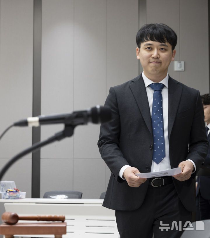 [서울=뉴시스] 김근수 기자 = 한성존 대한전공의협의회 비상대책위원장이 19일 서울 용산구 대한의사협회 대강당에서 열린 대한전공의협의회 임시대의원총회 자리로 이동하고 있다. 2025.07.19. ks@newsis.com