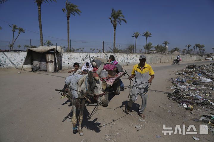 [AP/뉴시스] 20일 데이르 알발라에 '살고싶으면 도시를 떠나라'는 이스라엘군의 소개 경고가 내려진 뒤 한 가족이 빠져나가고 있다