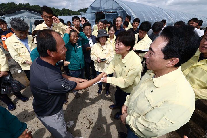 [세종=뉴시스] 농림축산식품부는 송미령 장관이 20일 오전 집중호우로 침수 피해를 입은 충남 부여군 소재 시설원예 농가를 방문해 응급 복구 진행 상황을 점검했다고 밝혔다. (사진=농식품부 제공) 2025.07.20. photo@newsis.com *재판매 및 DB 금지