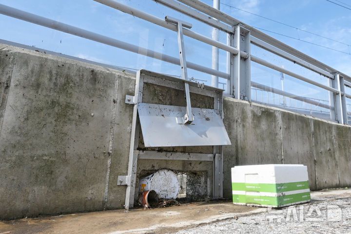 [광주=뉴시스] 이영주 기자 = 18일 광주 북구 신안동 서암대로 100번길 서방천 개수공사 과정에서 설치된 투명홍수방어벽 아래 배수구가 쓰레기로 막혀있다. 광주지역에는 지난 17일 426㎜ 기록적 폭우가 내리면서 신안동 일대가 침수 피해를 입었다. 2025.07.18. leeyj2578@newsis.com