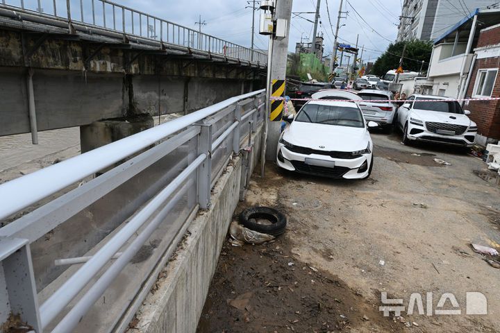 [광주=뉴시스] 이영주 기자 = 18일 광주 북구 신안동 서암대로 100번길 서방천 개수공사 과정에서 설치된 투명홍수방어벽 주변이 전날 내린 폭우로 어지럽혀져 있다. 주민들은 주변 서방천 범람을 막고자 지어진 홍수방어벽이 물그릇 역할을 하면서 침수 피해가 커졌다고 주장하고 있다. 광주지역에는 지난 17일 426㎜ 기록적 폭우가 내리면서 신안동 일대가 침수 피해를 입었다. 2025.07.18. leeyj2578@newsis.com