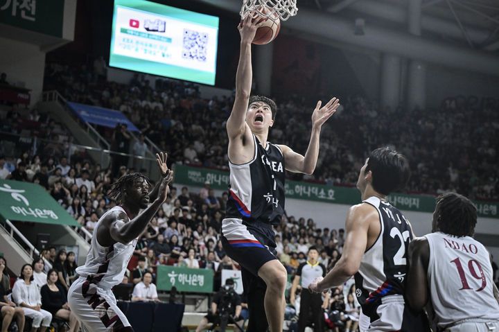 [서울=뉴시스] 조성우 기자 = 20일 오후 안양 동안구 정관장 아레나에서 열린 2025 남자농구 국가대표 평가전 대한민국과 카타르의 경기, 한국 이현중이 레이업슛을 하고 있다. (사진=대한민국농구협회 제공) 2025.07.20. photo@newsis.com *재판매 및 DB 금지