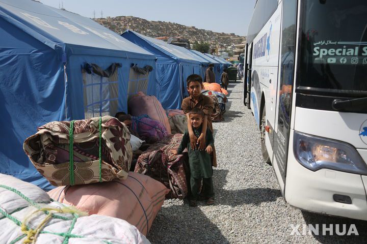 [카불(아프가니스탄)= 신화/뉴시스] 독일 정부가 아프가니스탄 출신 난민 추방을 위해 아프가니스탄 탈레반 관계자 입국을 승인했다. 다만 탈레반의 정부 지위를 인정하는 것은 아니라고 강조했다. 사진은 지난 20일(현지 시간) 아프가니스탄 카불 부근의 난민 임시 수용소. 2025.07.23.