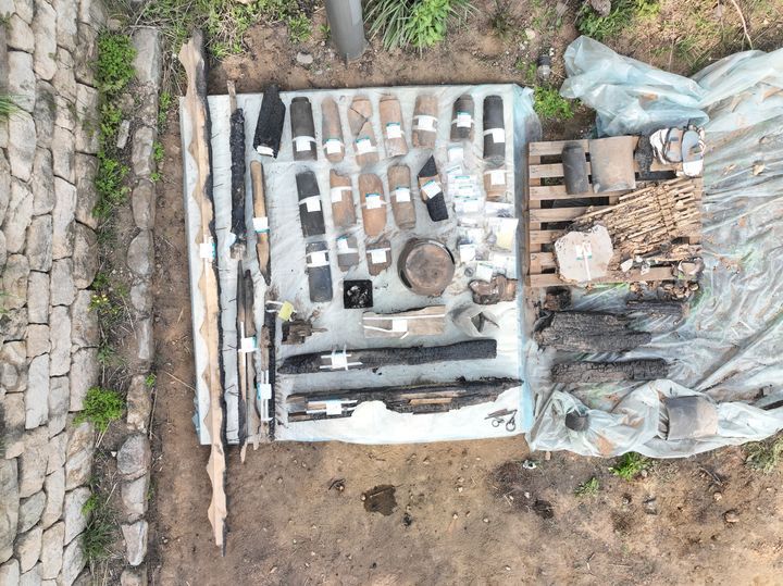 [서울=뉴시스] 정밀수습조사 후 청송 사남고택 수습부재 (사진=국가유산청 제공) 2025.07,.21. photo@newsis.com  *재판매 및 DB 금지