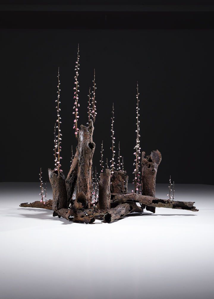 송필, 집단서식, 2024, 브론즈와 스테인리스에 야광안료, 74x30x67cm(2) *재판매 및 DB 금지