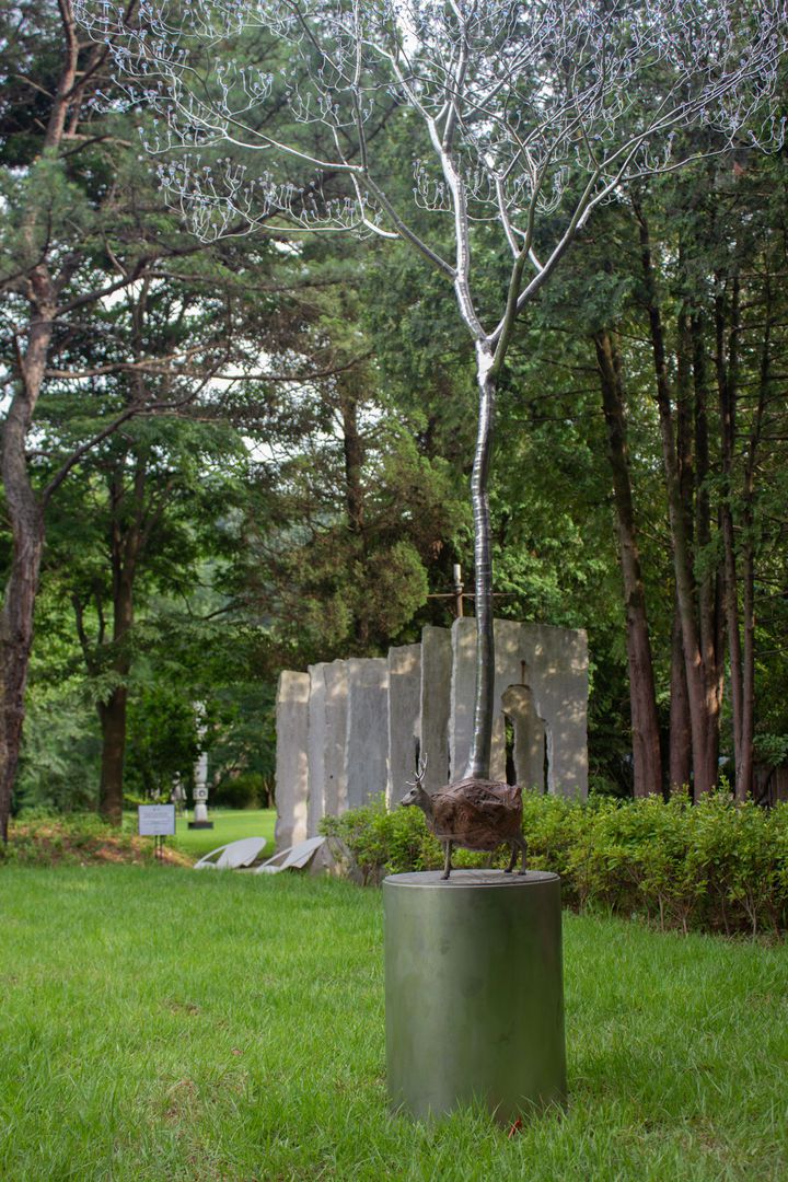 송필, 찬란한 빛, 2024, 스테인리스, 크리스탈, 200x210x310cm *재판매 및 DB 금지