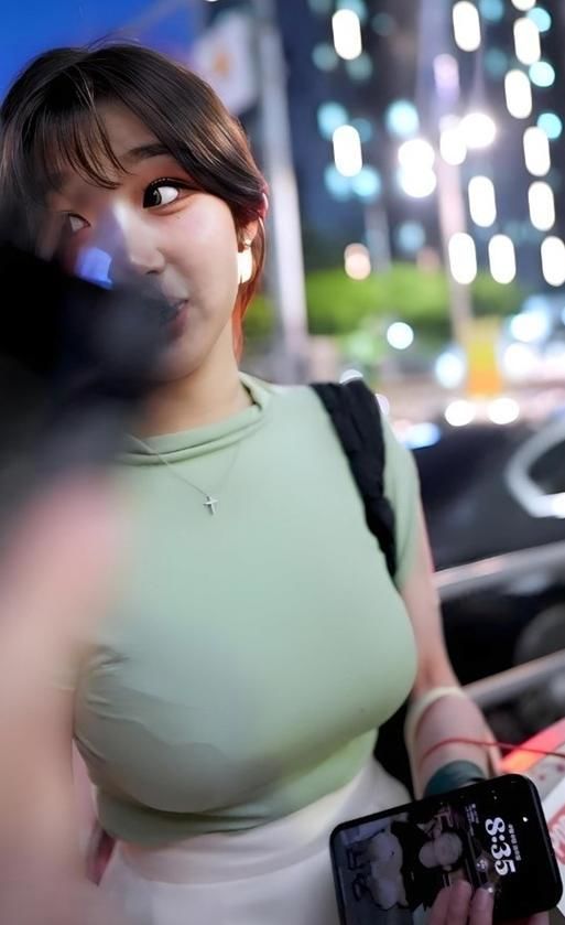 [뉴시스] 박수종의 사진을 자신의 휴대전화 배경 화면으로 설정해 놓은 이주은. (출처=온라인 커뮤니티) *재판매 및 DB 금지