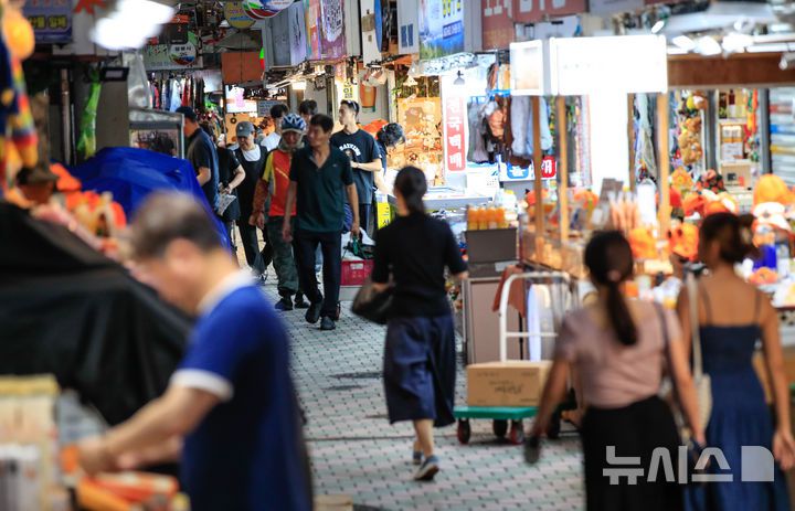 [제주=뉴시스] 우장호 기자 = 지난달 21일 오전 제주시 일도1동 제주동문시장에 소비자들의 발걸음이 이어지고 있다. 2025.07.21. woo1223@newsis.com