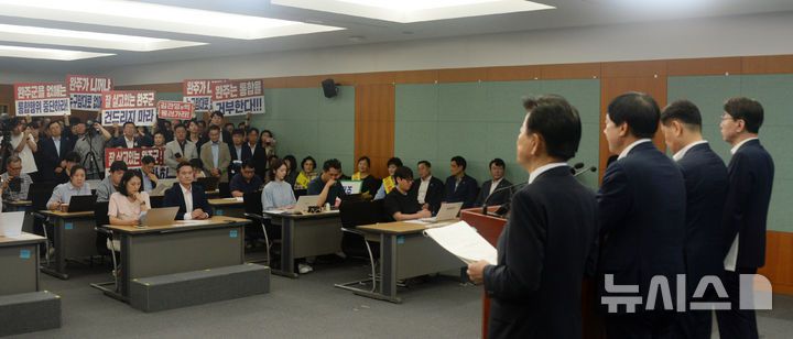 [전주=뉴시스] 김얼 기자 = 완주군의회 의원들을 비롯한 완주-전주 통합을 반대하는 군민들이 21일 전북 전주시 전북특별자치도청 기자회견장에서 열린 완주-전주 통합과 관련한 기자회견을 청취하며 손피켓을 들고 있다. 2025.07.21. pmkeul@newsis.com