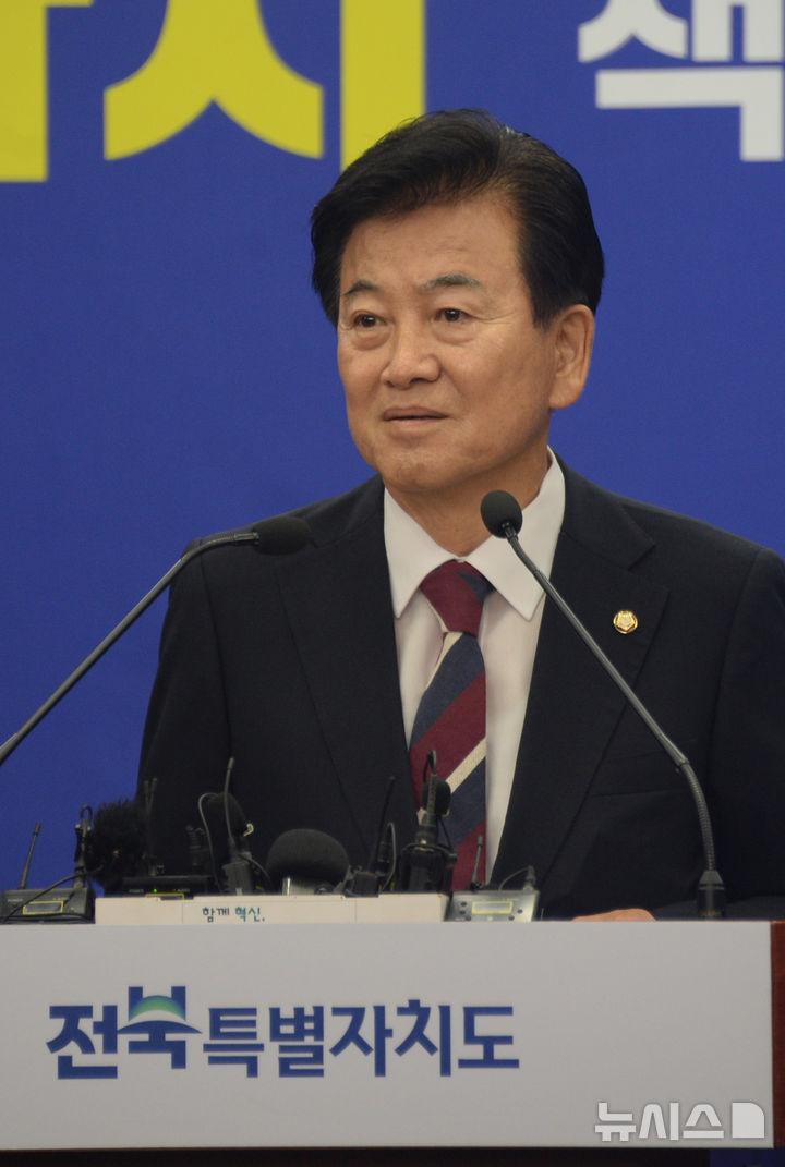 [전주=뉴시스] 김얼 기자 = 정동영 국회의원이 21일 전북 전주시 전북특별자치도청 기자회견장에서 완주-전주 통합과 관련한 기자회견을 열고 기자들의 질의에 답변하고 있다. 2025.07.21. pmkeul@newsis.com