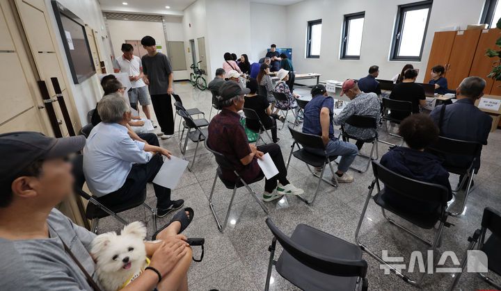 [서울=뉴시스] 권창회 기자 = 민생회복 소비쿠폰 신청 첫날인 21일 오전 서울 종로구 주민센터에서 시민들이 민생회복 소비쿠폰을 신청하기 위해 대기하고 있다. 2025.07.21. kch0523@newsis.com