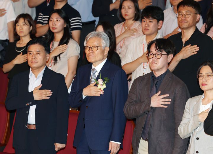 [서울=뉴시스] 이영환 기자 = 최동석 신임 인사혁신처장이 지난 21일 세종시 정부세종청사에서 열린 취임식에서 국민의례를 하고 있다. (사진=인사혁신처 제공) 2025.07.21. photo@newsis.com *재판매 및 DB 금지