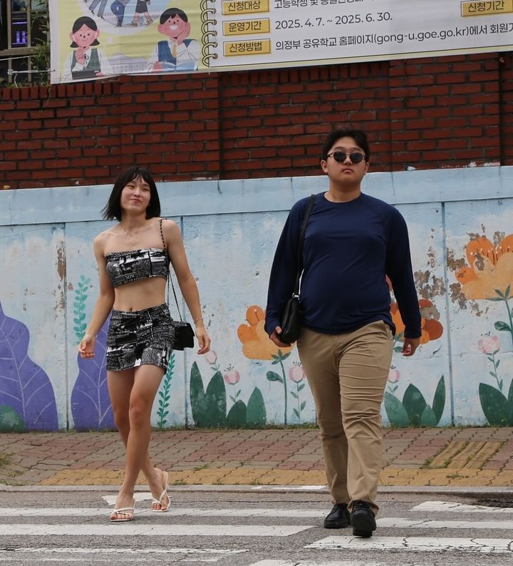 [의정부=뉴시스] 의정부고등학교 학생자치회가 공개한 졸업사진. 지난해 7월 미국 로스앤젤레스(LA) 베벌리힐스 거리에서 함께 걷는 모습이 포착돼 화제를 모았던 방시혁 하이브 의장과 BJ 과즙세연을 표현하고 있다. (사진=의정부고 학생자치회 인스타그램 제공) 2025.07.22. photo@newsis.com *재판매 및 DB 금지