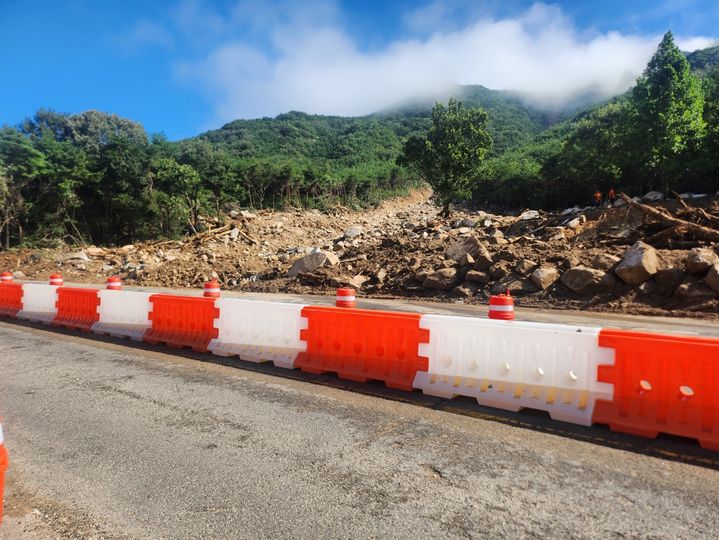 [산청=뉴시스] 서희원 기자= 22일  오전 경남 산청군 신안면 외송리  산사태, 국도 3호선을 넘어 구 경호강 휴게소앞으로 토사가 밀려왔다. 2025. 07. 22. shw1881@newsis.com *재판매 및 DB 금지