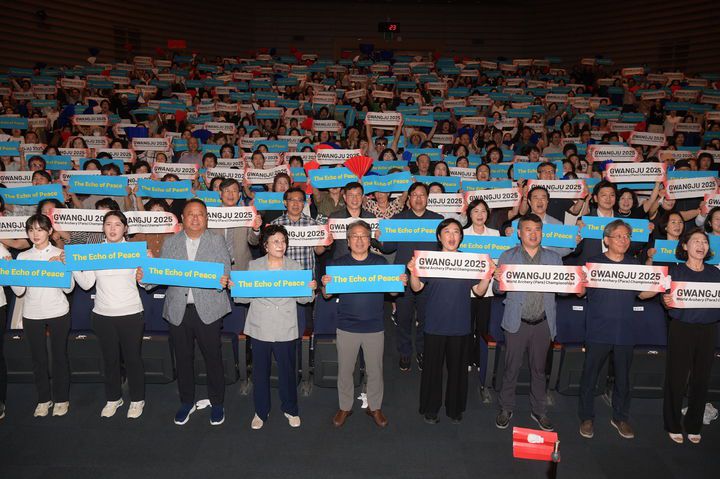 [광주=뉴시스] 송창헌 기자 = 강기정 광주시장이 22일 오후 시청 대회의실에서 열린 광주 2025 세계양궁선수권대회 시민 서포터즈 발대식에 참석, 시민서포터즈들과 함께 기념촬영을 하고 있다. (사진=광주시 제공) 2025.07.22 photo@newsis.com *재판매 및 DB 금지