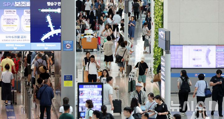 [인천공항=뉴시스] 김선웅 기자 = 22일 인천국제공항 출국장 면세구역에서 여름 휴가철을 맞아 출국하는 여행객들이 오가고 있다. 한편 인천국제공항공사는 올여름 성수기에  387만2천명이 인천공항을 이용할 것으로 예상했으며 8월 1일 23만8천명이 인천공항을 이용해 가장 혼잡할 것으로 전망했다. 2025.07.22. mangusta@newsis.com