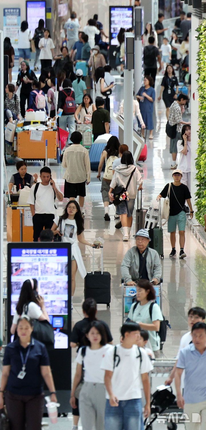 [인천공항=뉴시스] 김선웅 기자 = 22일 인천국제공항 출국장 면세구역에서 여름 휴가철을 맞아 출국하는 여행객들이 오가고 있다. 한편 인천국제공항공사는 올여름 성수기에  387만2천명이 인천공항을 이용할 것으로 예상했으며 8월 1일 23만8천명이 인천공항을 이용해 가장 혼잡할 것으로 전망했다. 2025.07.22. mangusta@newsis.com