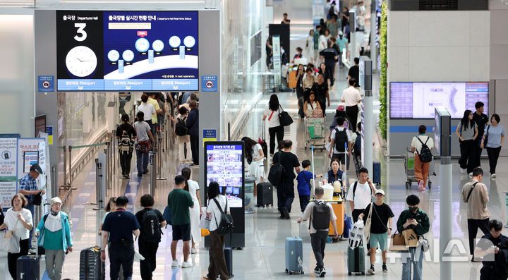 [인천공항=뉴시스] 김선웅 기자 = 22일 인천국제공항 출국장에서 여름 휴가철을 맞아 출국하는 여행객들이 오가고 있다. 한편 인천국제공항공사는 올여름 성수기에  387만2천명이 인천공항을 이용할 것으로 예상했으며 8월 1일 23만8천명이 인천공항을 이용해 가장 혼잡할 것으로 전망했다. 2025.07.22. mangusta@newsis.com