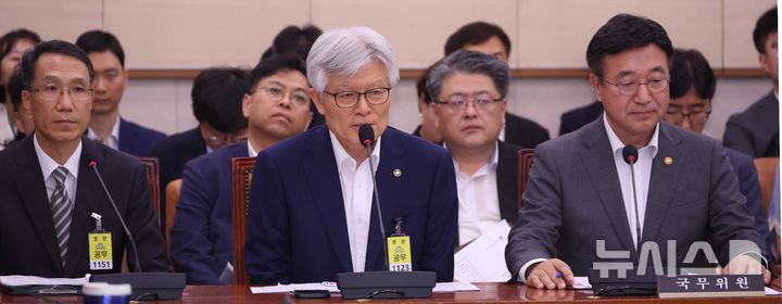 [서울=뉴시스] 조성봉 기자 = 최동석 인사혁신처장이 지난 22일 오후 서울 여의도 국회에서 열린 법제사법위원회 전체회의에서 의원의 질의에 답변하고 있다. 왼쪽부터 유재성 경찰청장 직무대행, 최 인사혁신처장, 윤호중 행정안전부 장관. 2025.07.22. suncho21@newsis.com