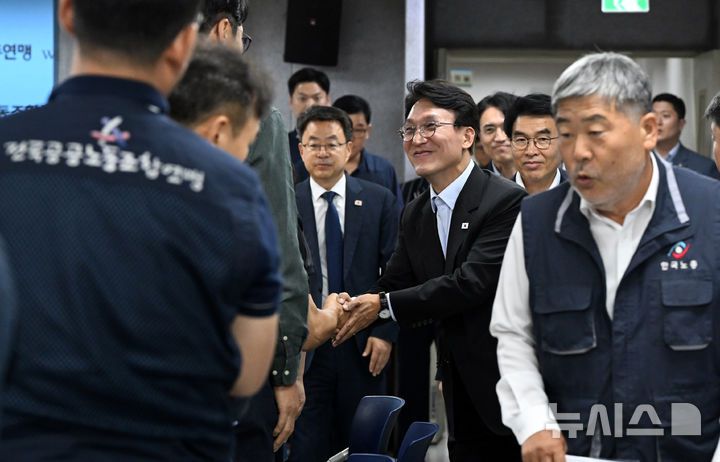 [서울=뉴시스] 청사사진기자단 = 김민석 국무총리가 22일 오후 서울 영등포 한국노총을 방문해 관계자들과 인사하고 있다. 2025.07.22. photo@newsis.com